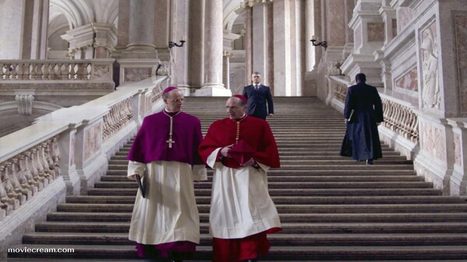 การแสดงและบทสนทนาใน “ Conclave ” นั้นเต็มไปด้วยเสียงไฟฟ้า ทุกๆ เฟรมนั้นถูกจัดวางอย่างสวยงาม โดยมีภาพที่สวยงามตระการตาที่เน้นย้ำถึงการพลิกผันที่น่าประหลาดใจของเรื่องราว