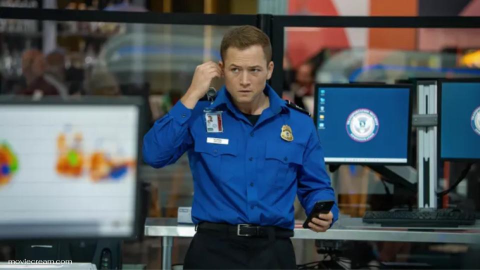 Carry On นำแสดง โดย Taron Egerton ที่มีประสิทธิภาพ ในบทบาทเจ้าหน้าที่ TSA ชื่อ Ethan Kopek ซึ่งกลายเป็นผู้เล่นหลักในแผนการก่อการร้าย