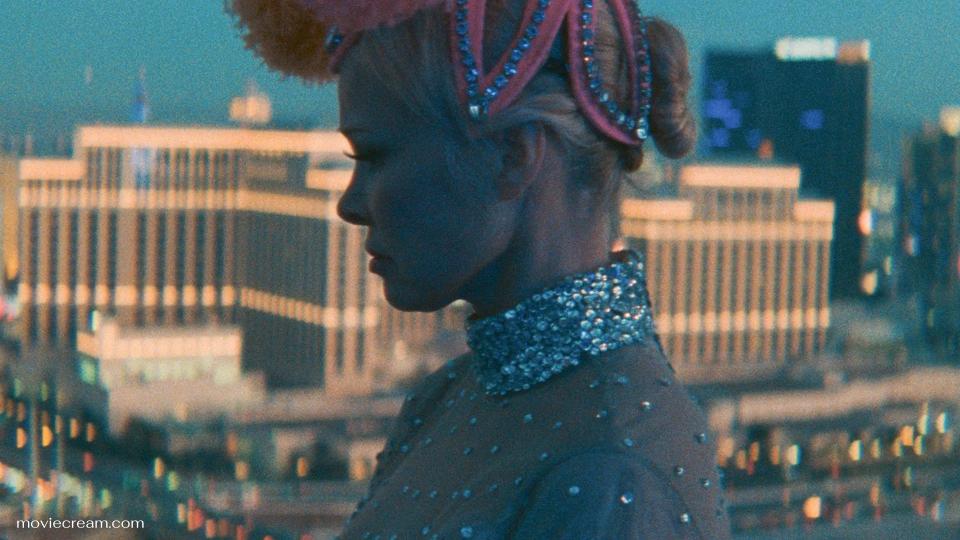 The Last Showgirl ของ Gia Coppola โดยลงรายละเอียดถึงสิ่งที่ไม่เหมาะกับพวกเขา เช่น บทแทรกที่ไม่มีบทพูดดูเหมือนเป็นตัวเสริม ตัวละครถูกวาดให้มีลักษณะบางๆ และไม่มีอะไรที่เชื่อมโยงเรื่องราวทั้งหมดเข้าด้วยกันได้ดีพอ จากนั้นพวกเขาจึงใช้หนึ่งหรือสองบรรทัดเพื่อบอกเราว่าการแสดงของ Pamela Anderson ดีแค่ไหน พูดตรงๆ ก็คือ โฟกัสผิดที่ เมื่อมีการแสดงอย่างของ Pamela Anderson เกิดขึ้น (และไม่ค่อยเกิดขึ้นเมื่อพิจารณาจากทุกสิ่ง) 