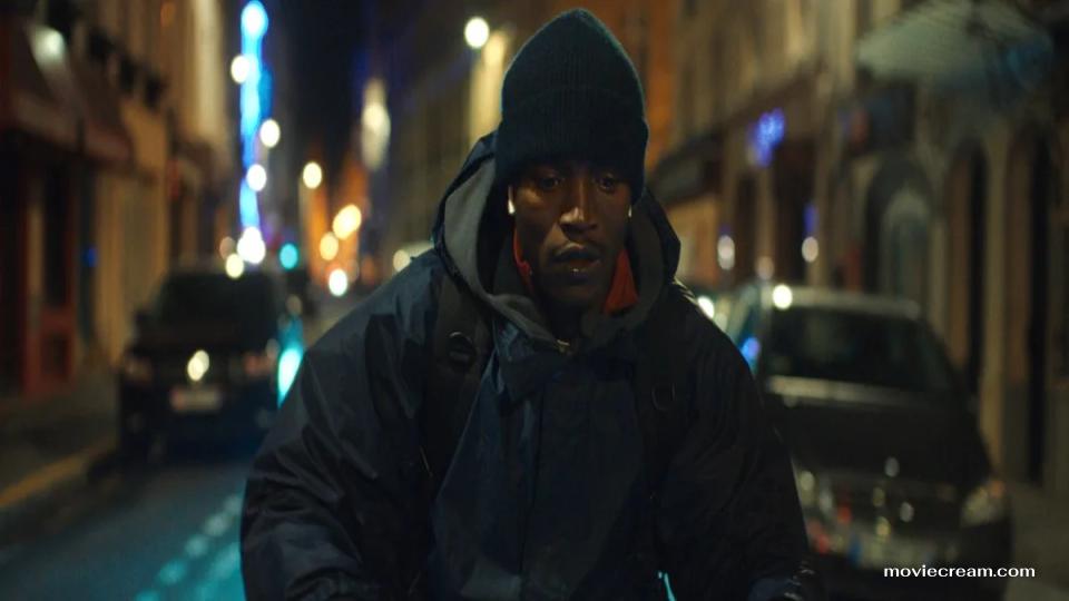 เรื่องย่อ Souleymane’s Story เป็นเรื่องราวของเด็กหนุ่มชาวแอฟริกันผู้พลัดถิ่น ที่ใช้ชีวิตเงียบงันอยู่ในมุมเล็กๆ ของมหานครปารีส เขาเป็นหนึ่งในผู้ลี้ภัยที่ไร้ชื่อเสียง